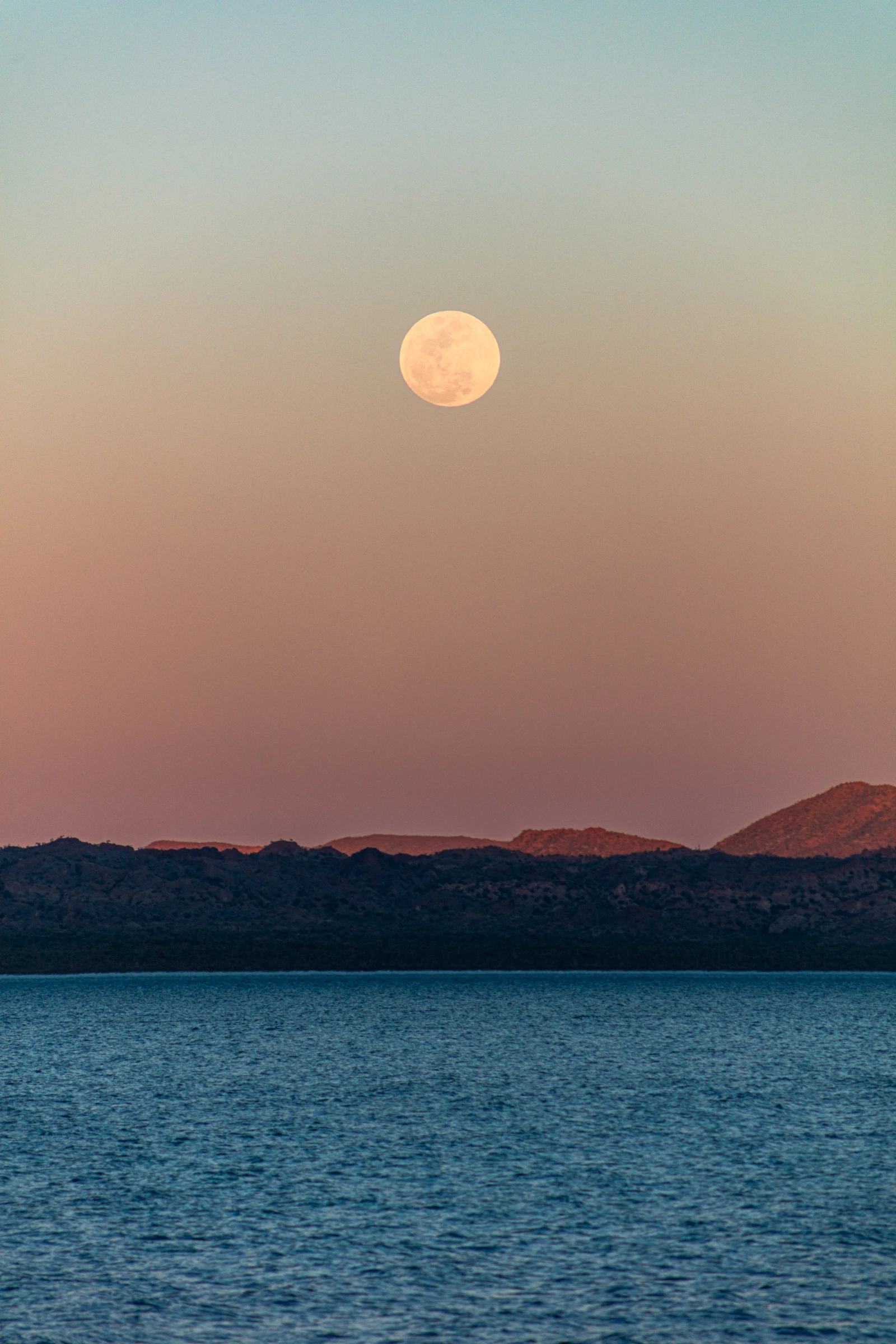 La Luna sobre un horizonte de agua